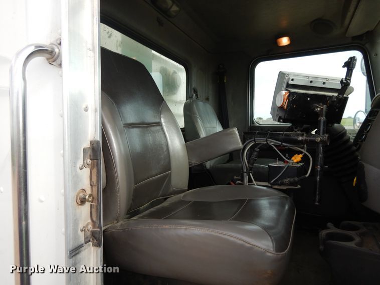 image for item DF5293 2007 Kenworth T300  feed mixer truck