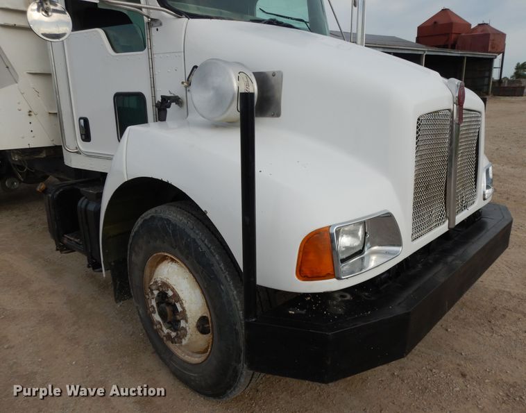 image for item DF5293 2007 Kenworth T300  feed mixer truck