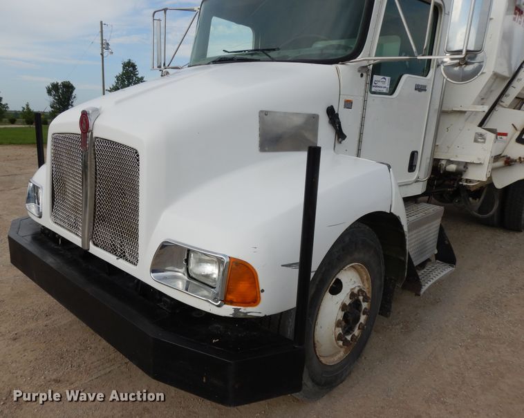 image for item DF5293 2007 Kenworth T300  feed mixer truck