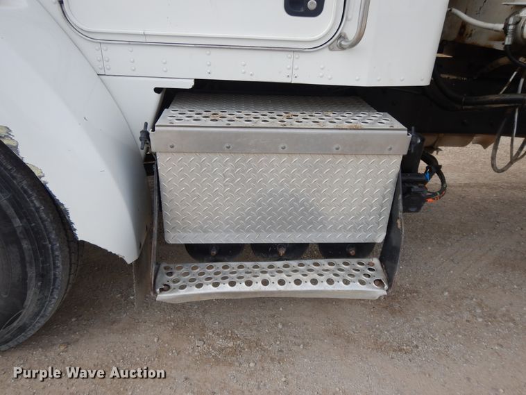 image for item DF5293 2007 Kenworth T300  feed mixer truck