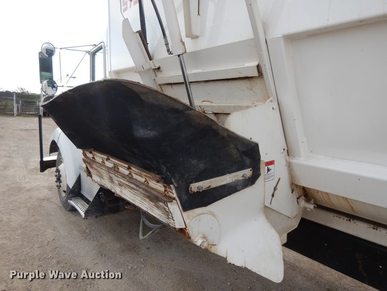 image for item DF5293 2007 Kenworth T300  feed mixer truck