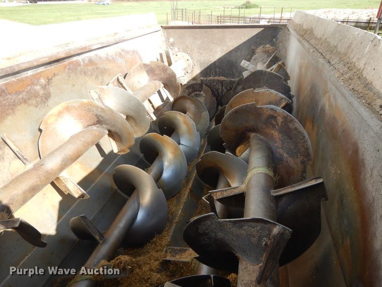 image for item DF5293 2007 Kenworth T300  feed mixer truck