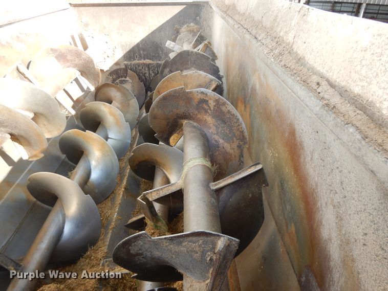 image for item DF5293 2007 Kenworth T300  feed mixer truck