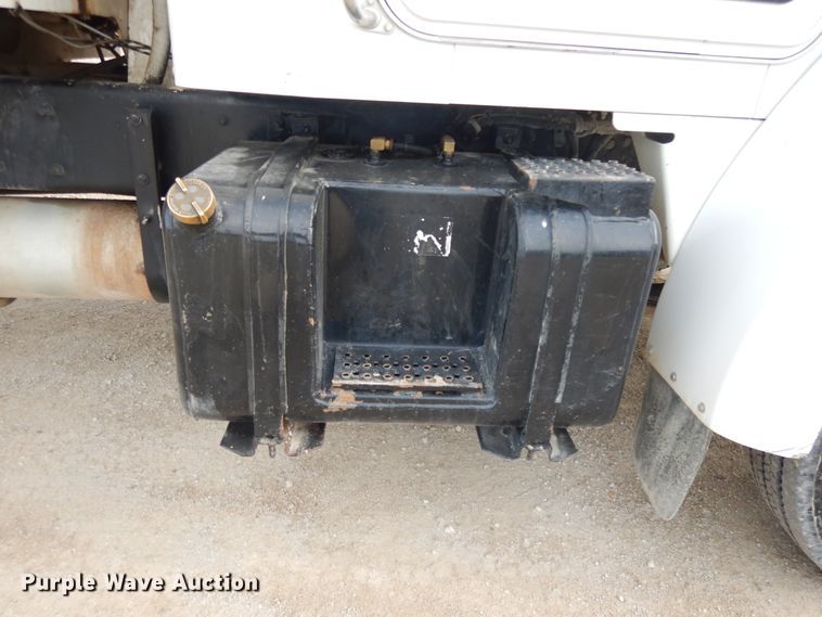 image for item DF5293 2007 Kenworth T300  feed mixer truck