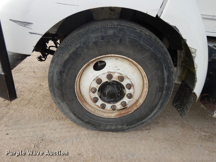 image for item DF5293 2007 Kenworth T300  feed mixer truck