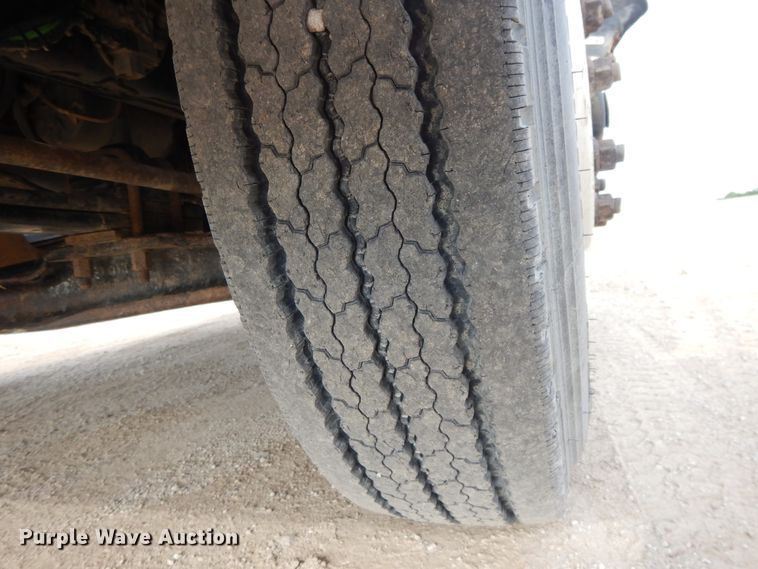 image for item DF5293 2007 Kenworth T300  feed mixer truck