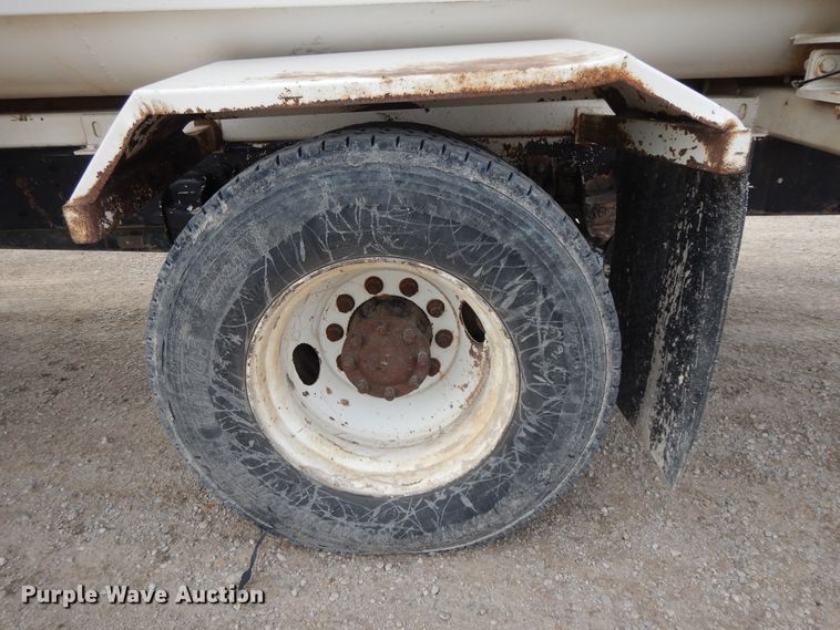 image for item DF5293 2007 Kenworth T300  feed mixer truck