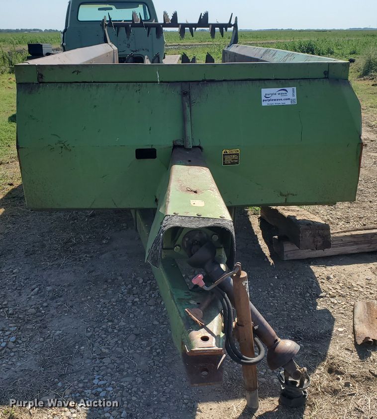 image for item DF5668 John Deere 680 manure spreader