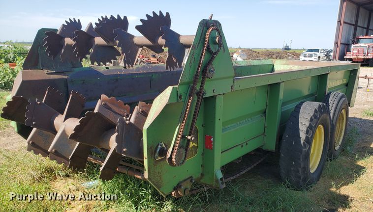 image for item DF5668 John Deere 680 manure spreader
