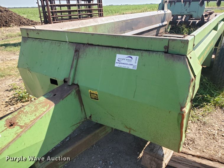 image for item DF5668 John Deere 680 manure spreader