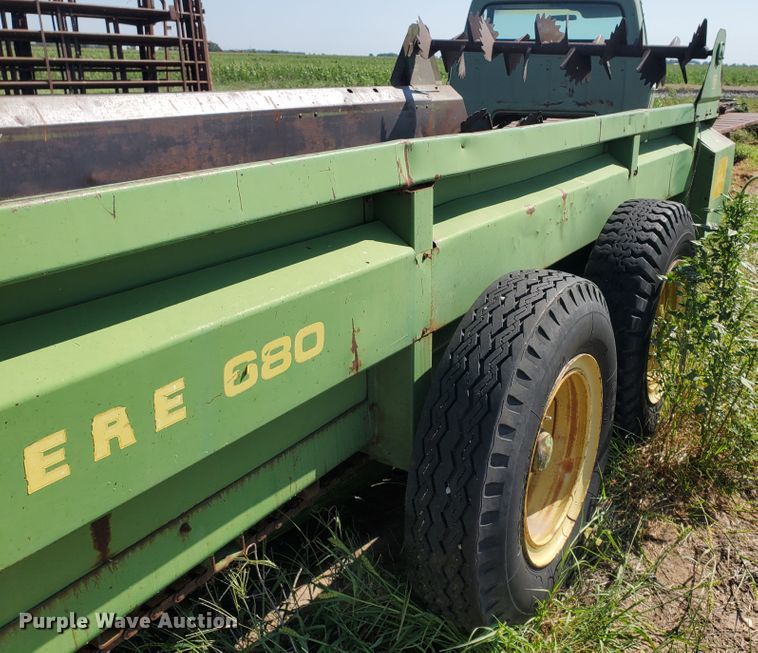 image for item DF5668 John Deere 680 manure spreader