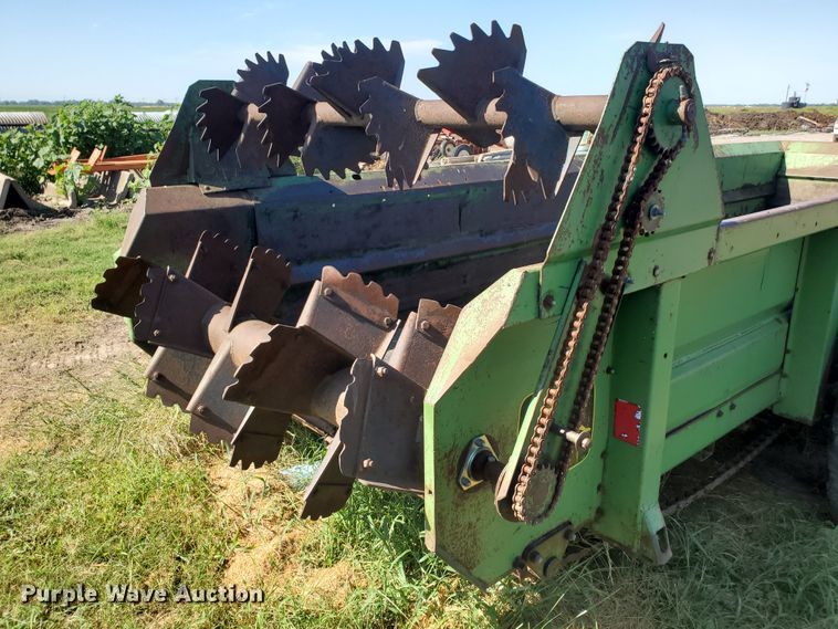 image for item DF5668 John Deere 680 manure spreader