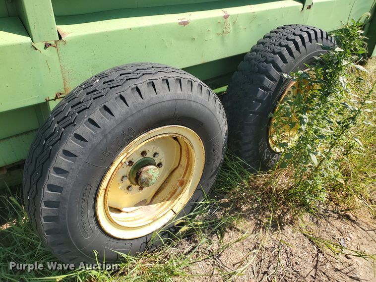 image for item DF5668 John Deere 680 manure spreader