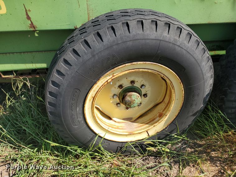 image for item DF5668 John Deere 680 manure spreader