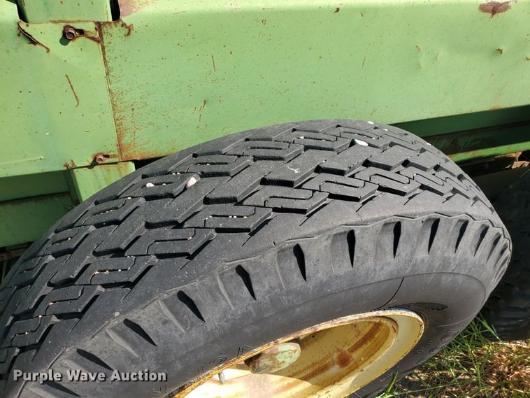 image for item DF5668 John Deere 680 manure spreader