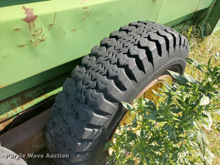 image for item DF5668 John Deere 680 manure spreader