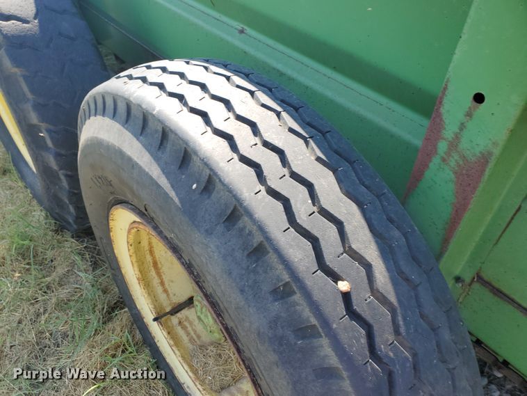 image for item DF5668 John Deere 680 manure spreader