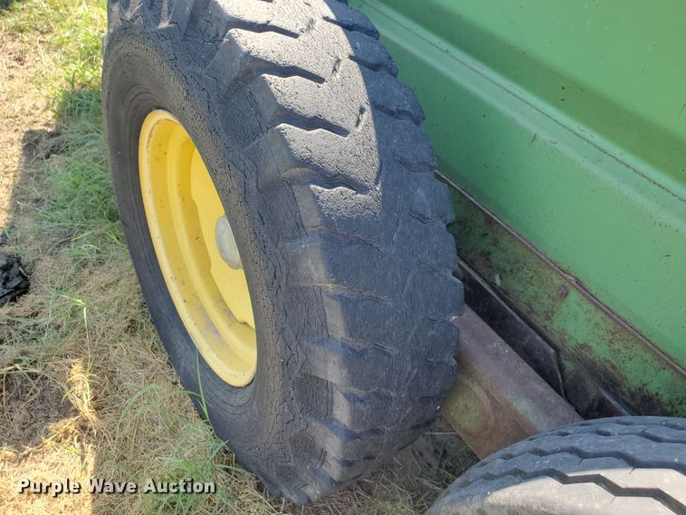 image for item DF5668 John Deere 680 manure spreader