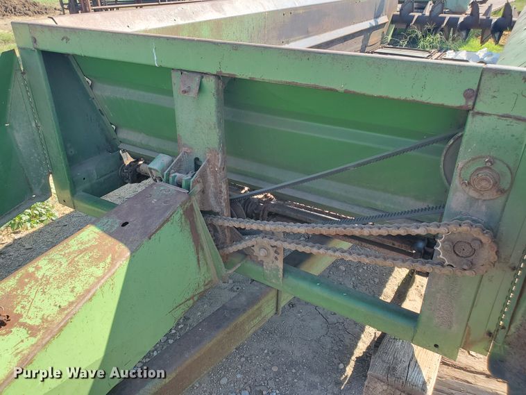 image for item DF5668 John Deere 680 manure spreader