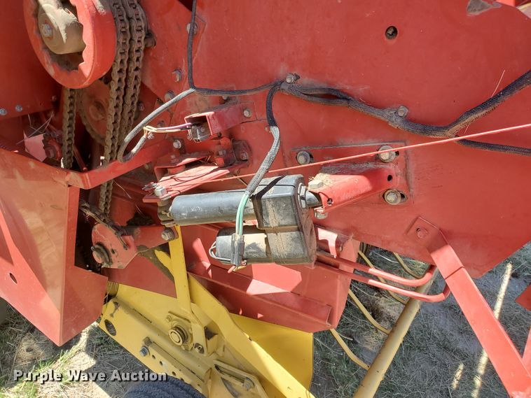 image for item DF5672 New Holland 853  round baler