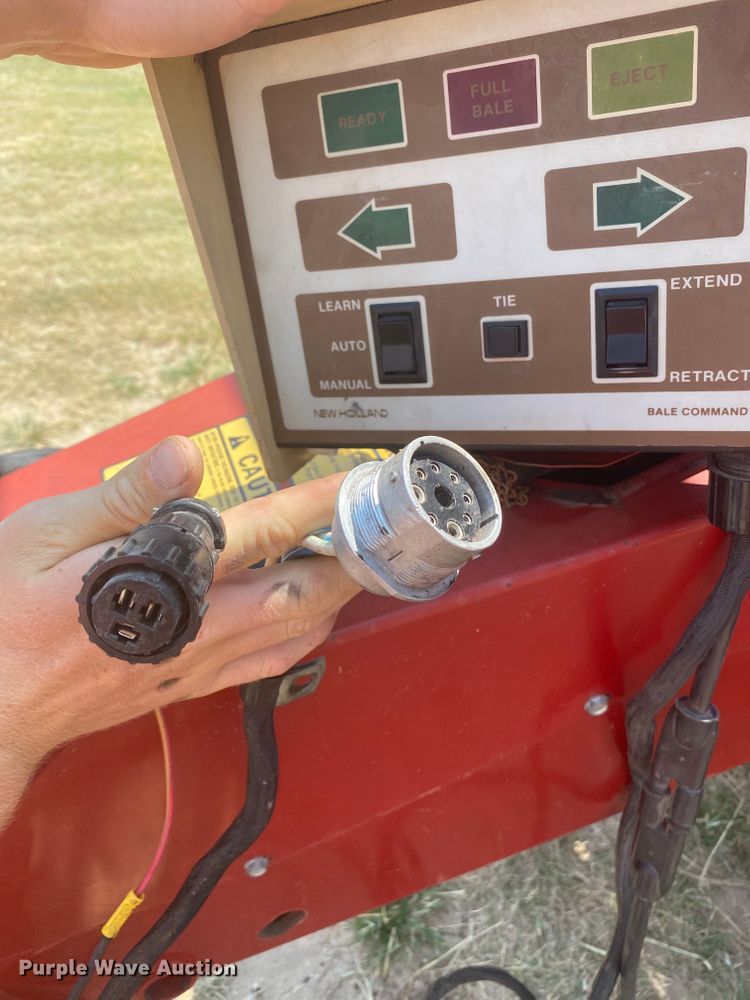 image for item DF5672 New Holland 853  round baler