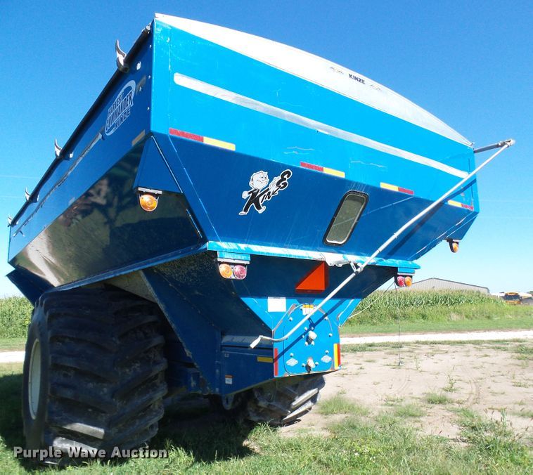 image for item DG2068 Kinze 1050 grain cart