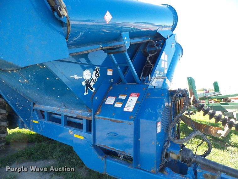 image for item DG2068 Kinze 1050 grain cart