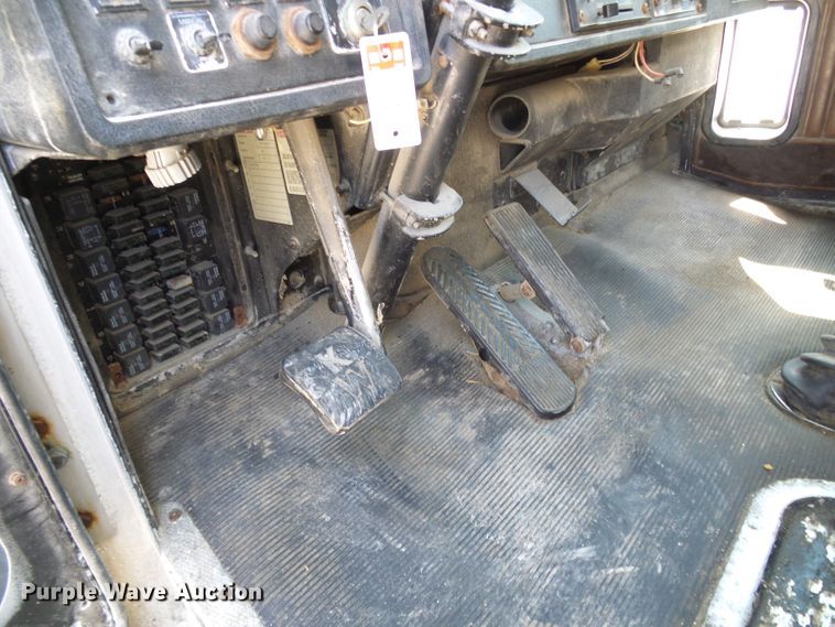 image for item DG2075 1994 Kenworth T600  fertilizer delivery truck