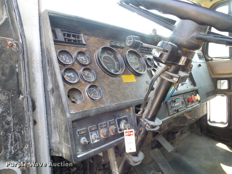 image for item DG2075 1994 Kenworth T600  fertilizer delivery truck