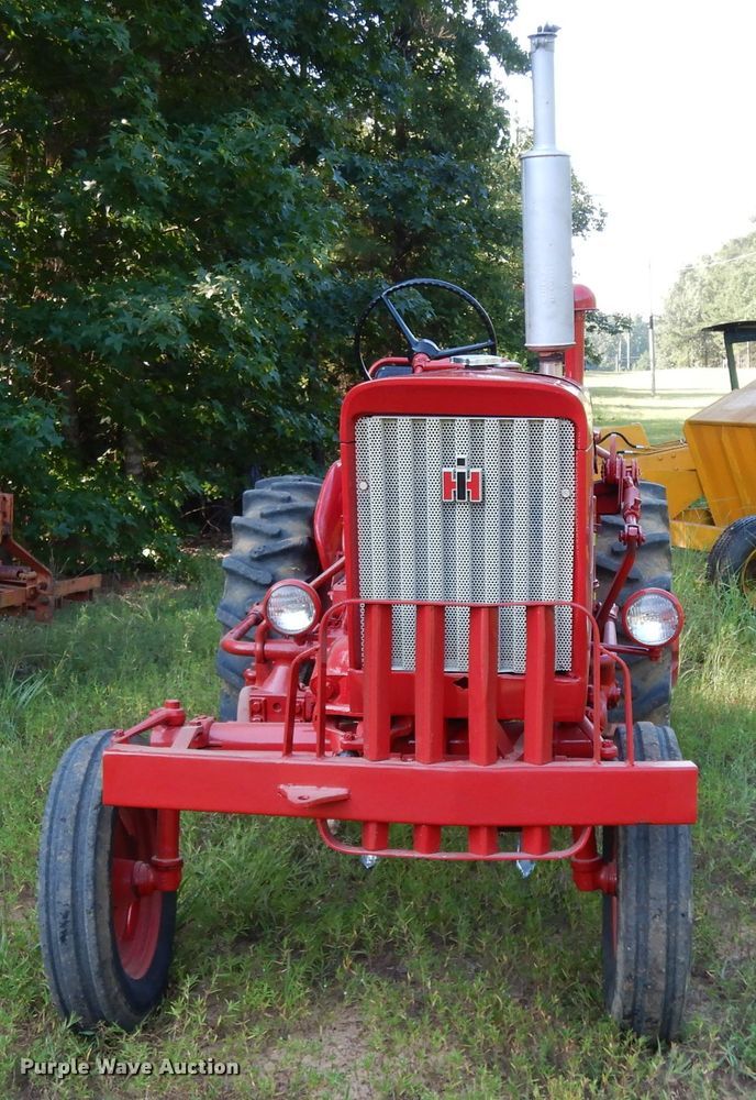 image for item DG6918 International 140  tractor