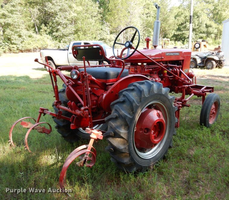 image for item DG6918 International 140  tractor