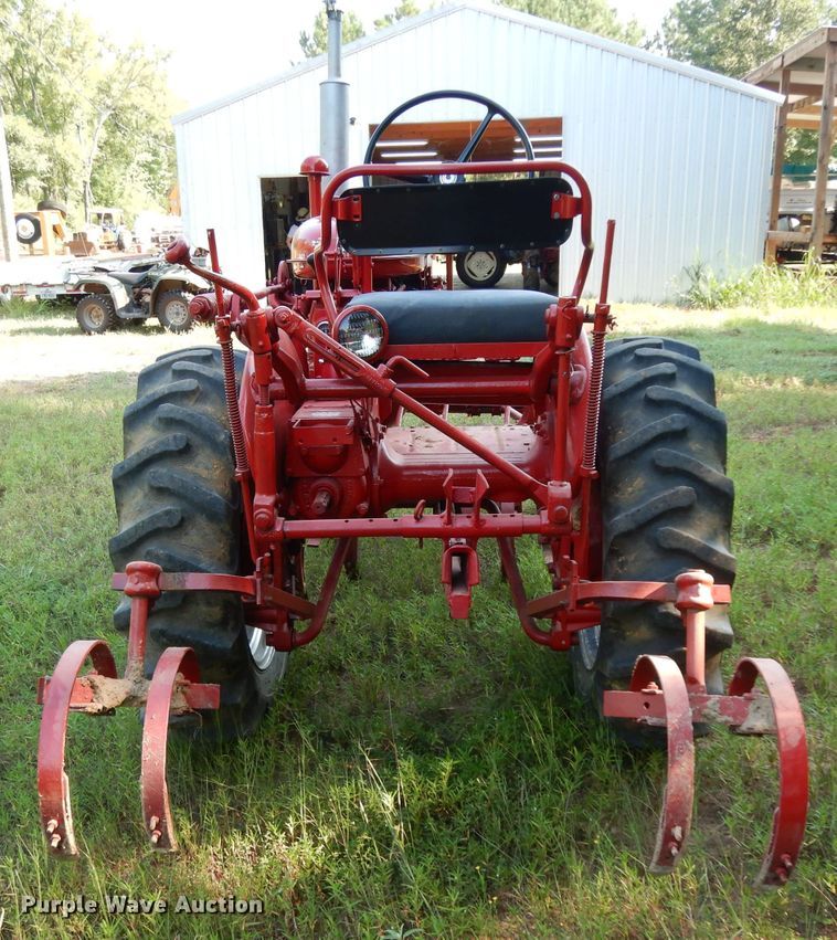 image for item DG6918 International 140  tractor