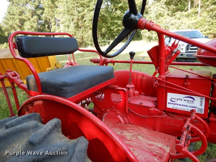 image for item DG6918 International 140  tractor