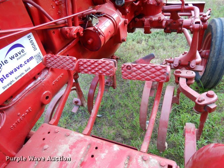 image for item DG6918 International 140  tractor