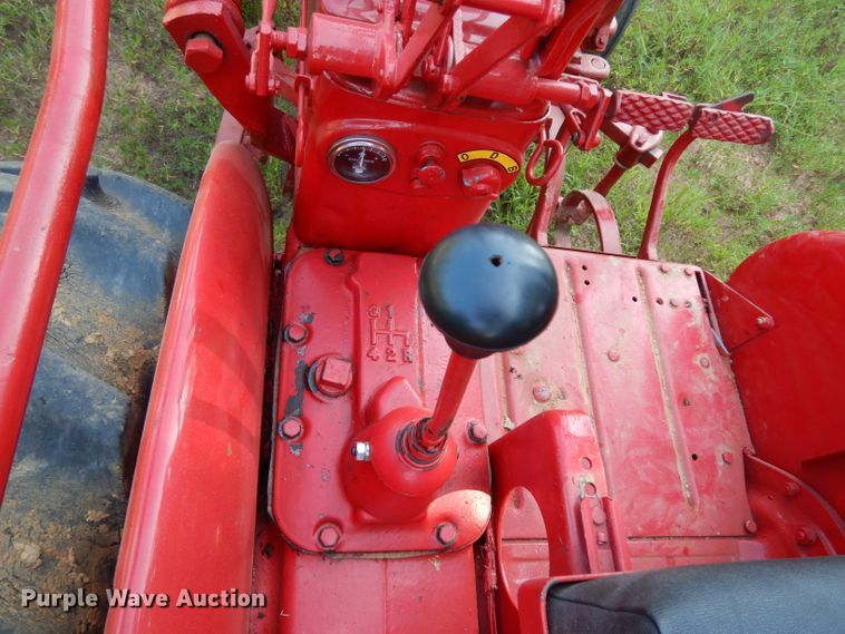 image for item DG6918 International 140  tractor