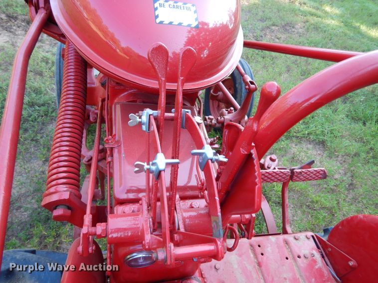 image for item DG6918 International 140  tractor