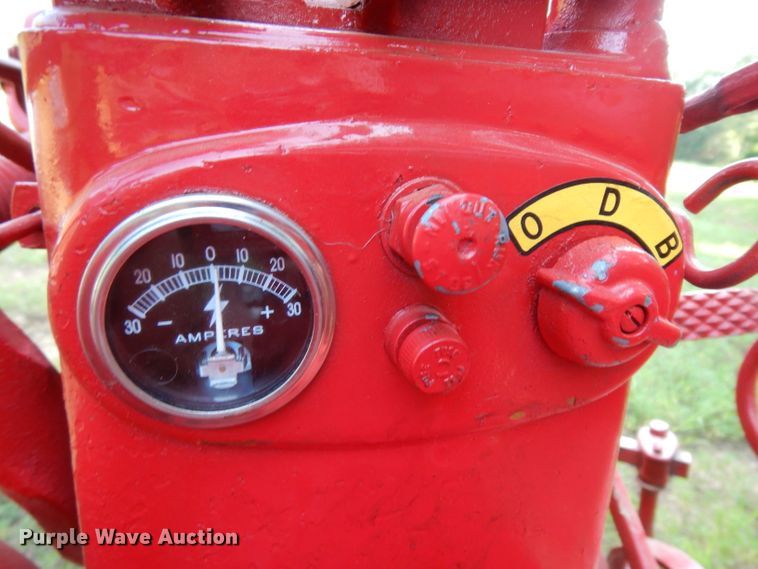 image for item DG6918 International 140  tractor