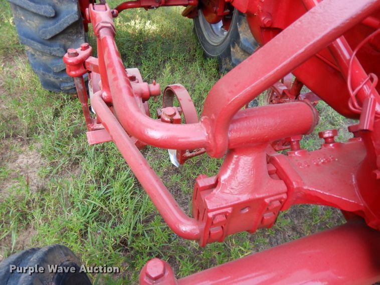 image for item DG6918 International 140  tractor