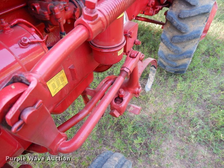 image for item DG6918 International 140  tractor