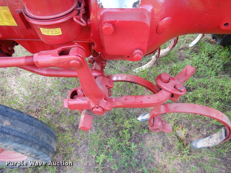 image for item DG6918 International 140  tractor