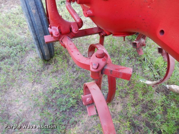 image for item DG6918 International 140  tractor