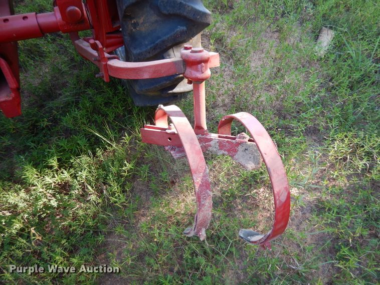 image for item DG6918 International 140  tractor