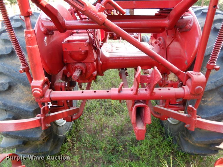 image for item DG6918 International 140  tractor