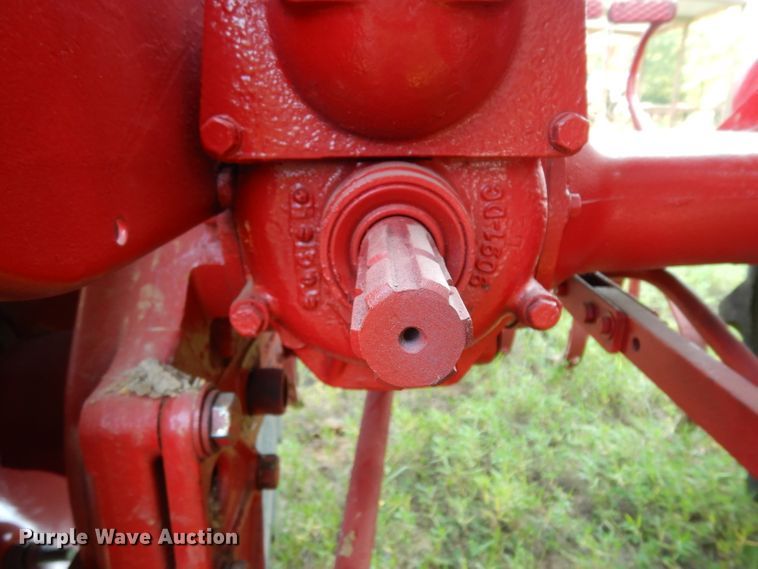 image for item DG6918 International 140  tractor