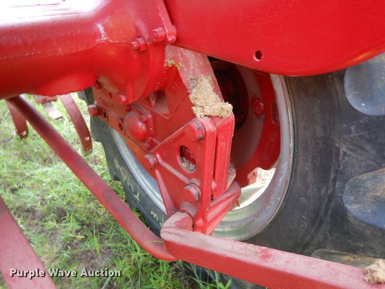 image for item DG6918 International 140  tractor