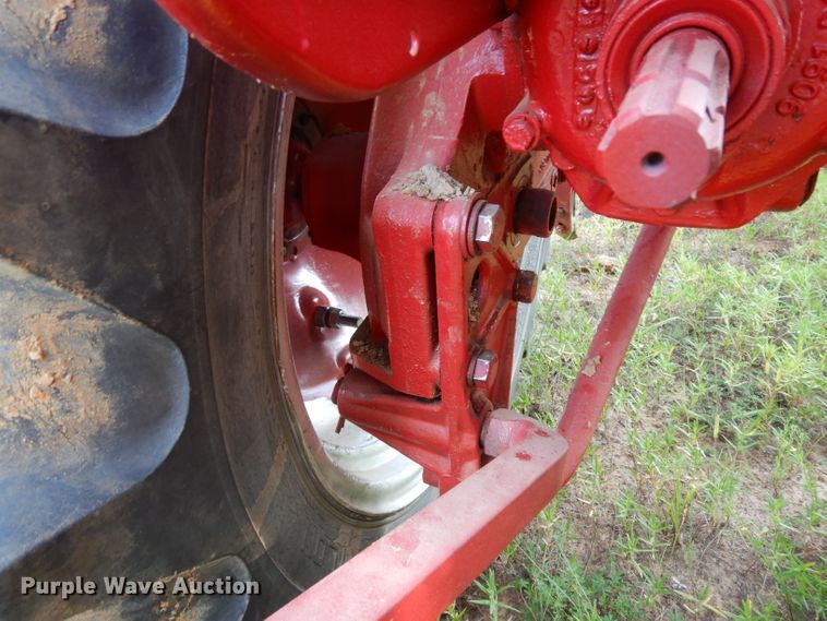 image for item DG6918 International 140  tractor