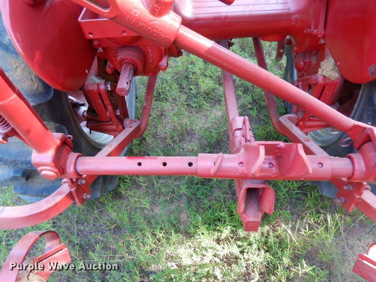 image for item DG6918 International 140  tractor