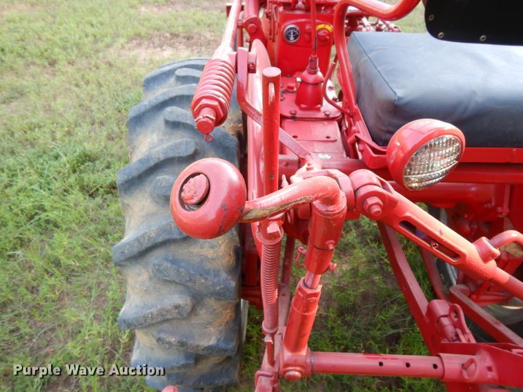 image for item DG6918 International 140  tractor