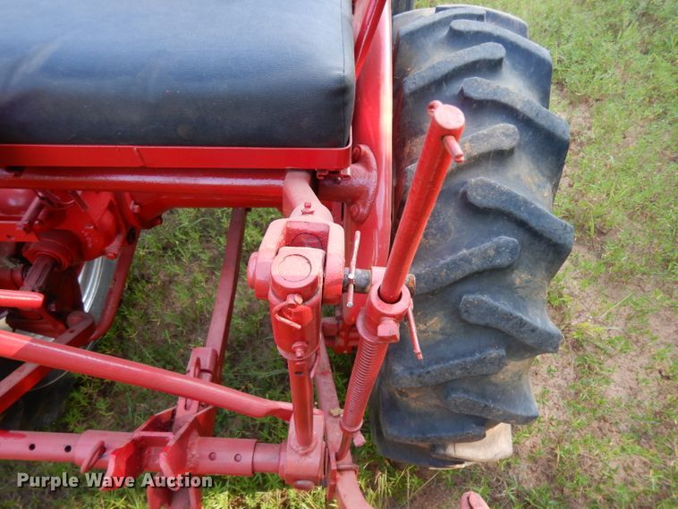 image for item DG6918 International 140  tractor