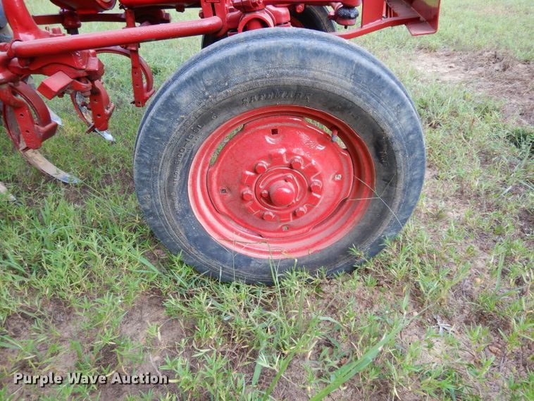 image for item DG6918 International 140  tractor